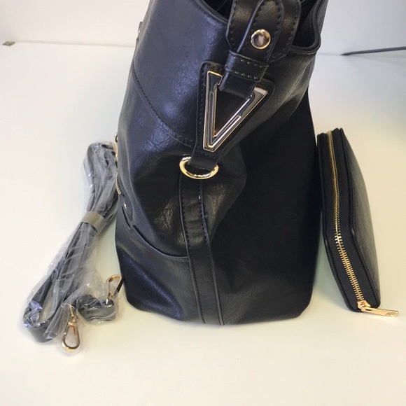 ❌SOLD❌🆕Black V- Design Shoulder/Crossbody Bag - Picture 2 of 8